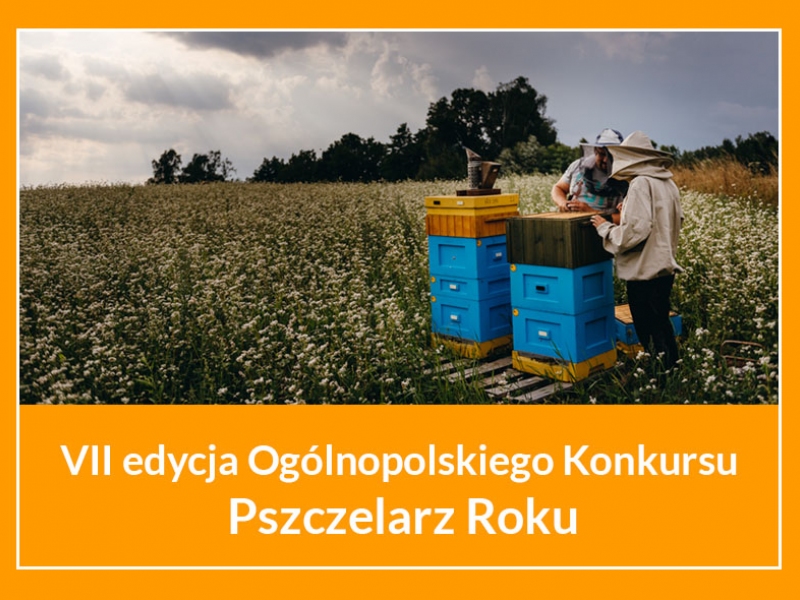 Zdjęcie pary pszczelarzy przy ulach w polu gryki, pod spodem napis " VII edycja Ogólnopolskiego Konkursu Pszczelarz Roku".